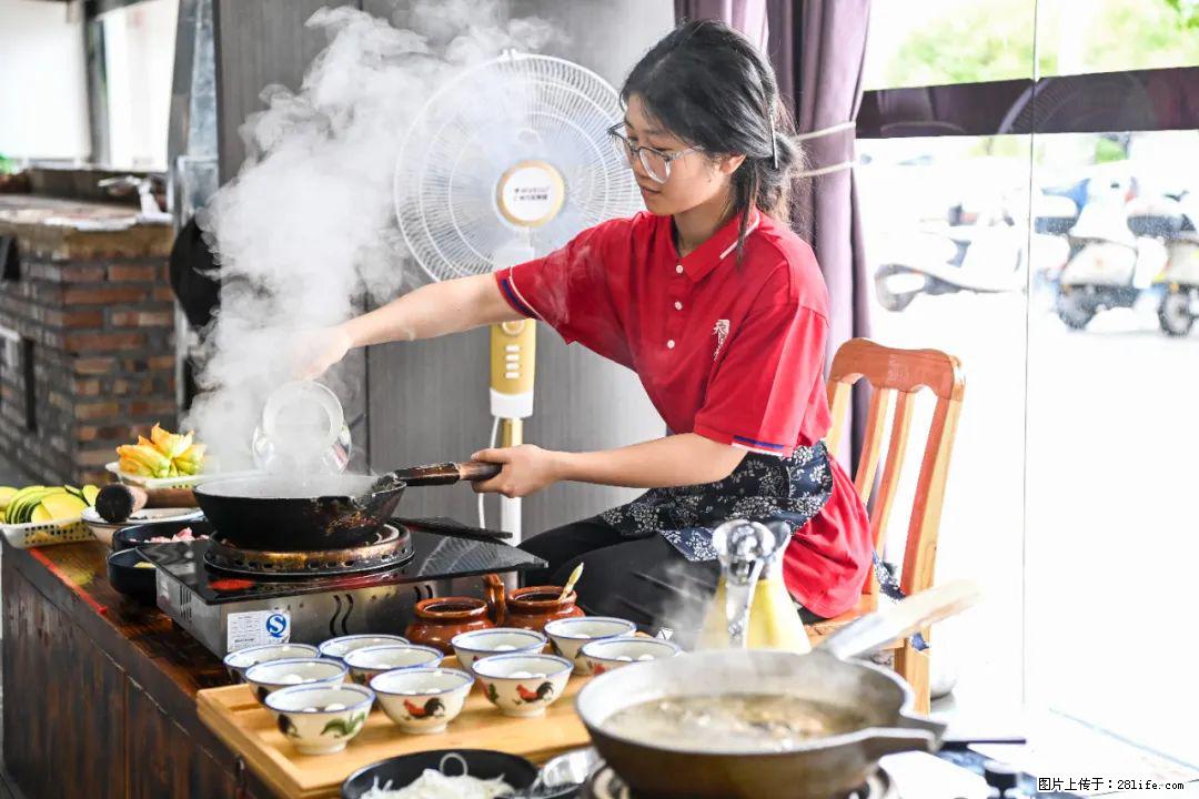 全网追的“扁担女孩”，找了一份暑假工，时薪12元 - 吴忠生活资讯 - 吴忠28生活网 wuzhong.28life.com